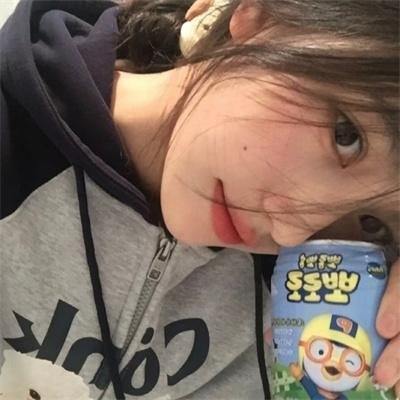 她背后的那双手